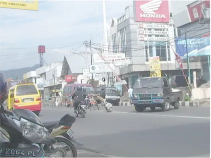 Gambar 1.6.  Keadaan Lokasi Studi Kendaraan Berbelok Arah di ujung Pembatas  Jalan 
