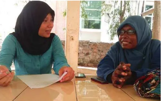 Gambar 1. Wawancara Penulis dengan Informan Salia. (Sumber: Dokumentasi Pribadi Penulis, 3 Maret 2015) 