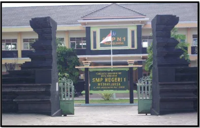 Gambar 4.1.1.1 : Depan pintu gerbang SMP N 1 Wedarijaksa Pati (Sumber : hasil foto peneliti) 