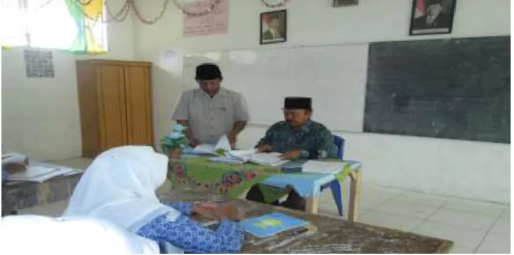 Gambar 4.9: Kepala Sekolah Sedang Mensupervisi Guru di Kelas  