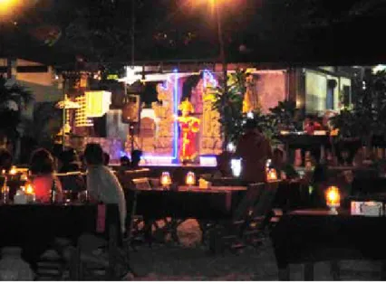Foto 3. Sebuah cafe di Kedonganan mementaskan tari Bali sebagai  hiburan.