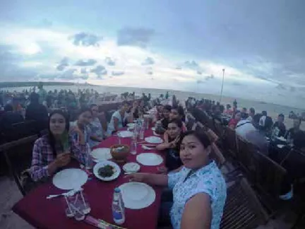 Foto 4.   Wisatawan lokal juga senang menikmati makan malam di Pantai  Kedonganan.