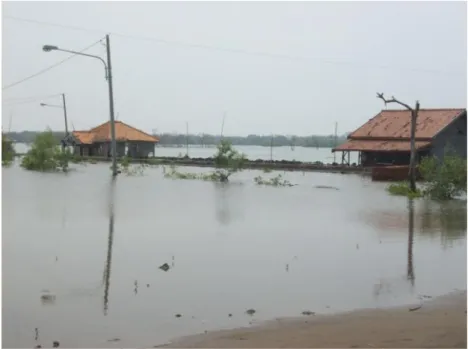 Gambar 11. Banjir di pemukiman desa Mayangan Kecamatan Legon Kulon akibat                       abrasi tnggi pada Juli 2011