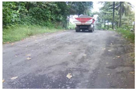 Gambar 8 Jalan rusak di Cipatujah   Gambar  9 Truk pengangkut pasir besi  