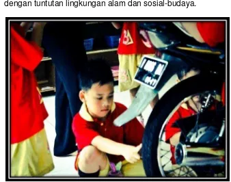 Gambar 5. Photo Anak yang sedang Mengamati Motor Sumber : Photo PAUD Bukit Aksara 