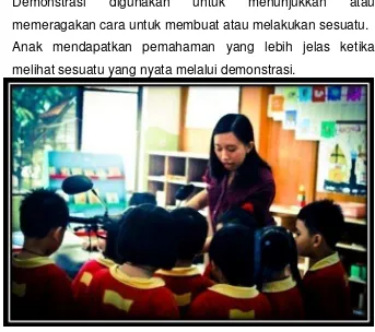 Gambar 9. Photo Guru yang Memberikan Pemahaman  kepada Anak  lewat Benda Sumber : Photo PAUD Bukit Aksara 