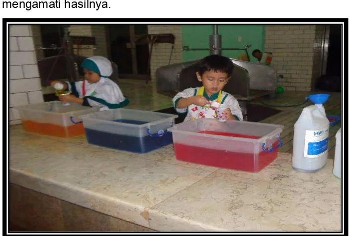 Gambar 13. Anak melakukan eksperimen dengan air berwarnaSumber : PAUD Istiqlal Jakarta