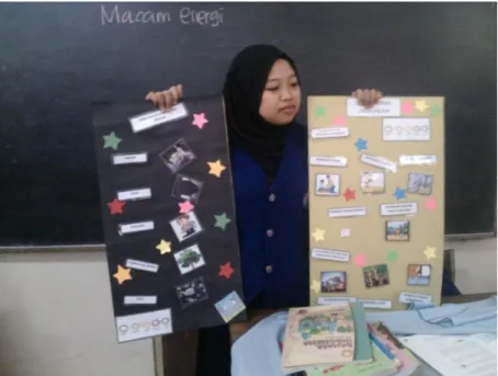Gambar  5 : Mahasiswa  PPL menegenalkan anak mengenai  lingkungan sekitar dengan menggunakan media  papan tempel