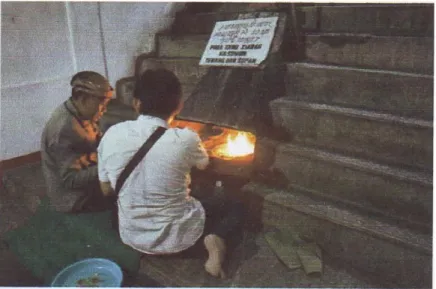 Gambar 6 : Juru kunci sedang membaca doa dan membakar kemenyan. 
