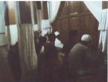 Gambar 8 : Para peziarah membaca yasin dan tahlil di luar bilik makam  (Doc. Agung)  
