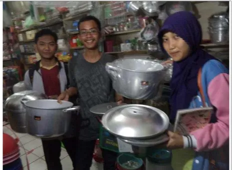 Gambar 3.a. Pengupasan singkong 