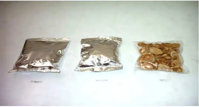 Gambar 5.  Produk Keripik Salak dengan Kemasan Alumunium foil (kiri), 