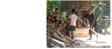 Gambar 4  Proses penggergajian kayu bulat menjadi kayu pertukangan 
