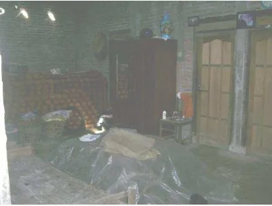 Gambar 1.4 Penggunaan teras sebagai show room Sumber : Dokumen pribadi, 2010 