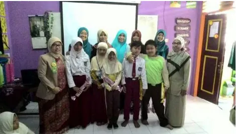 Gambar 4. Foto bersama dengan penerima doorprize saat siswa mampu menjawab pertanyaan dengan benar 