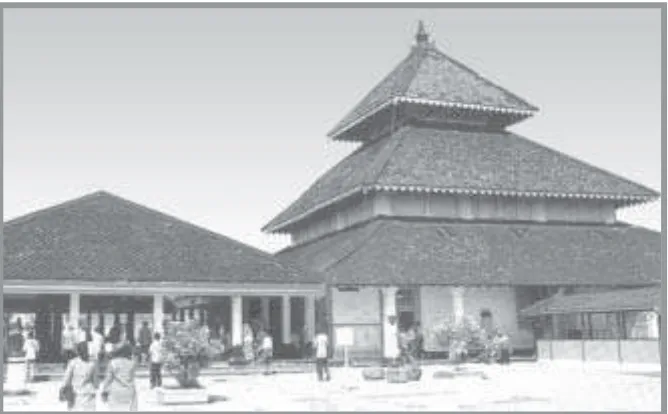 Gambar 2.11 Masjid Demak merupakan salah satu peninggalan Kesultanan DemakSumber: Indonesian Directory of Photography,Penerbit PT Prima Infosarana Media Tahun 2003