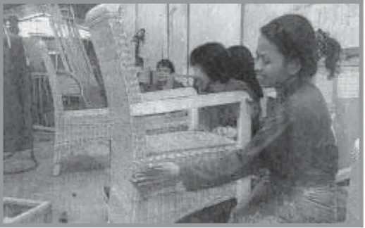 Gambar 5.1 Industri pembuatan furnitur dari rotanSumber: Harian Umummerupakan salah satu kegiatan ekonomi Media Indonesia, 15 Februari 2005