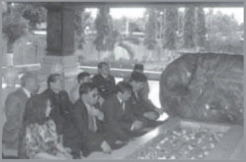 Gambar 7.5 Ziarah ke makam Soekarno,proklamator kemerdekaanSumber: http://www.lemhanas.go.id