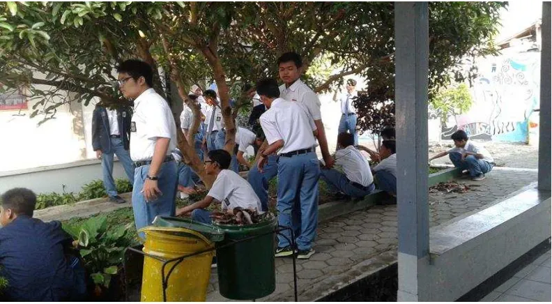 Gambar 01: Semua warga sekolah sedang mengikuti Upacara Hari Senin, upacara 