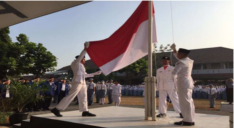 Gambar 09: Seluruh warga sekolah mengikuti Upacara Memperingati Hari 