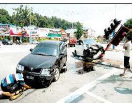 Figure 1.1: Ambulance crashing at intersection of MYDIN Ayer Keroh 