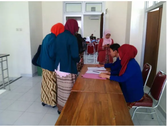 Gambar 3. Mengurusi daftar hadir Technical Meeting Lomba Debat Bahasa Inggris, Bahasa Indonesia dan Bahasa Jawa 