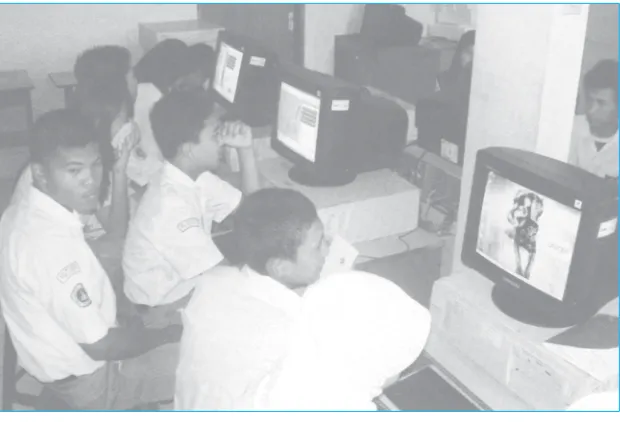Gambar 2.15 Memanfaatkan fasilitas yang ada di sekolah seperti komputer merupakansalah satu peran pelajar sebagai konsumen.Sumber: Tempo, 3 September 2006.
