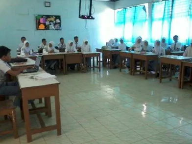 Gambar 4. Peneliti membagikan angket kepada siswa 