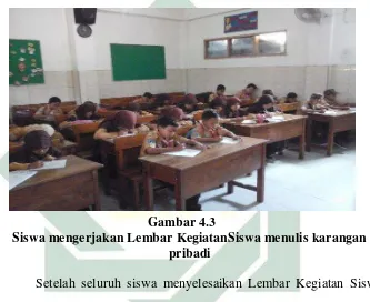 Gambar 4.3 Siswa mengerjakan Lembar KegiatanSiswa menulis karangan 