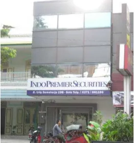 Gambar 1.2 Bangunan Kantor Yang Berada di Surakarta Yang Menggunakan Ruko   Sumber : Dokumentasi Penulis, 2010 