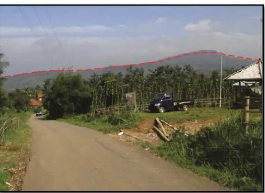 Gambar 1.6 Kenampakan satuan geomorfologi perbukitan sedimen struktural landai padadaerah Sumur Batu, dilihat dari bagian selatan ke arah baratdaya