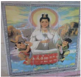 Gambar 4.2 Simbol bunga teratai bersama dewi Kuan Im dalam bentuk lukisan       pada kediaman masyarakat Tionghoa desa Lincun Binjai 