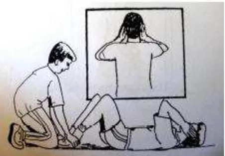 Gambar 10. Sikap Duduk dengan Kedua Siku Menyentuh Paha  (Sumber: Kementerian Pendidikan Nasional 2010: 15) 