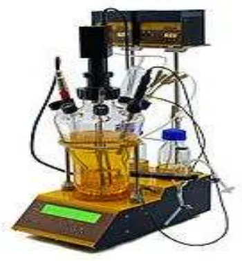 Gambar 1.3 Fermentor/bioreaktor skala laboratorium (sumber: https://id.wikipedia.org/wiki/Berkas:Autoclavable_bench-top_laboratory_bioreactor) 