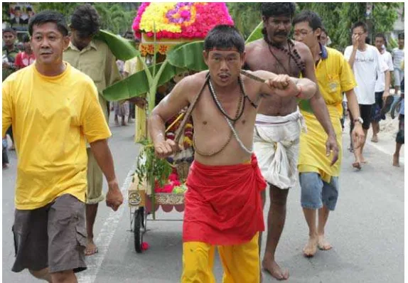 Gambar 3.6. Achien, salah seorang peserta dari etnis thionghoa beragama Budha saat ikut ritual Pangguni Uttiram