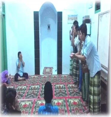 Gambar 4.3 Praktik Wudlu dan Ibadah di depan Kyai 