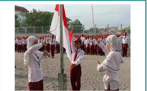 Gambar 2.4 Siswa sedang melaksanakan upacara bendera