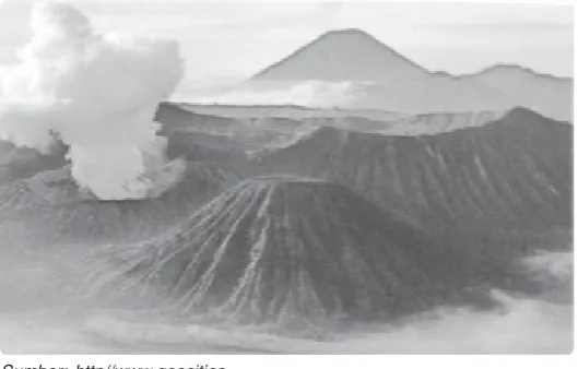 Gambar 4.10 Gunung api yang masih aktif mengeluarkan asap.