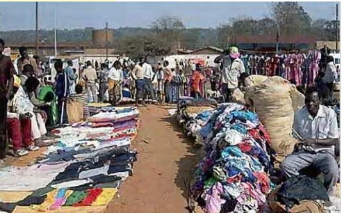Gambar. 15.2. Pasar pakaian di negara-negara miskin,bahkan dibanjiri oleh pakaian bekas dari negara maju,yang pada gilirannya dapat mematikan produksi lokal ataunasional.