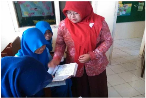 Gambar 4.10.  Guru disiplin datang ke kelas dan menemani siswa melakukan pembacaan Al Qur’an setiap pagi.153 