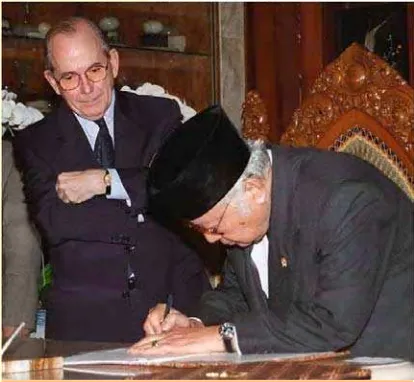 Gambar. 13.4. Presiden Suharto disaksikanDirektur IMF, Michel Camdessus menandatangiLetter of Intent dengan IMF sebagai syarat untukmendapatkan bantuan (pinjaman) dari IMF padatanggal 15 Januari 1998 di Cendana, Jakarta.