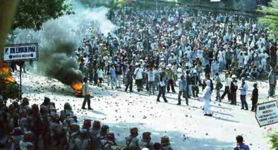Gambar. 13.5  Tragedi Mei 1998. Mahasiswa dan masyarakatyang turun ke jalan sedang dihalau oleh aparat keamanan.Keadaan masyarakat sudah tidak terkendali, dan cenderungbertindak anarkis dan destruktif.