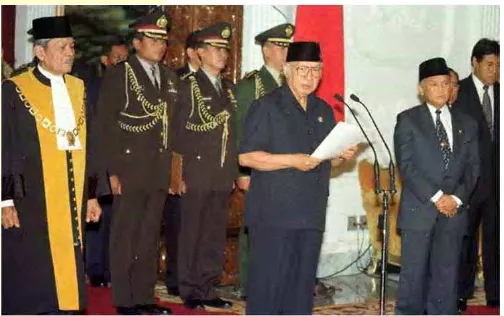 Gambar. 13.1. Presiden Suharto sedang membacakanpernyataan pengunduran dirinya sebagai Presiden RIdan menyerahkan kekuasaan kepada Wakil PresidenB.J
