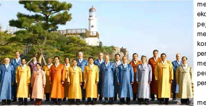 Gambar 16.4. Beberapa pemimpin Negara anggota APEC foto bersamadengan mengenakan pakaian tradisional China
