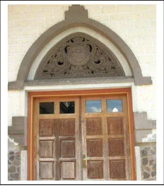 Gambar 40. Ornamen pada bagian atas pintu masuk ruang umat Gereja Palasari 