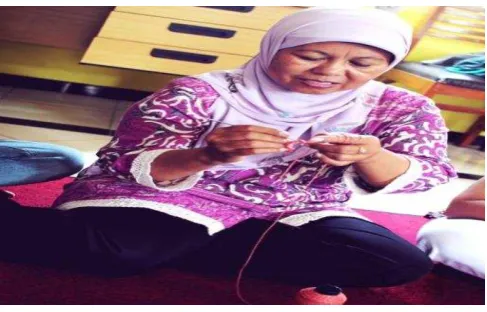 Gambar 5. Pelatihan Merajut 
