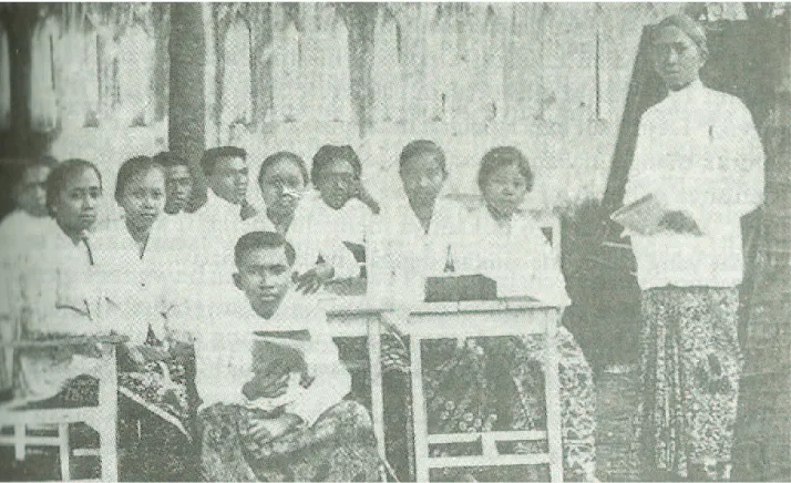 Gambar Guru dan Murid pada Sekolah Pribumi Pada Masa Hindia Belanda.