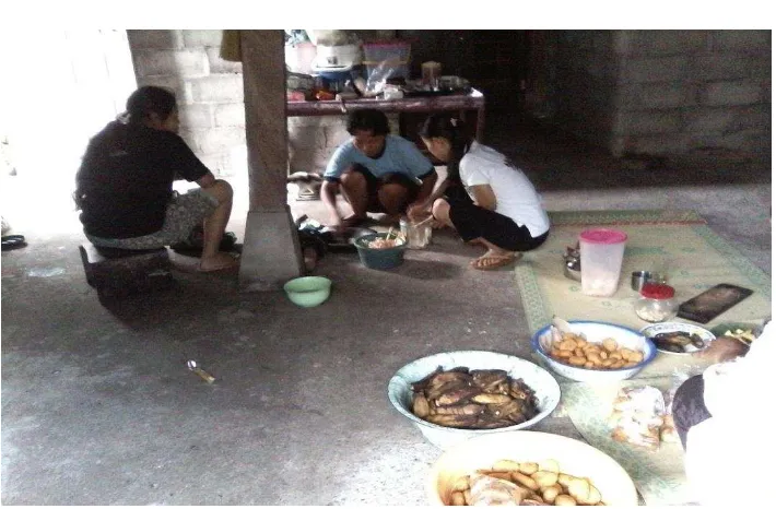 Gambar 3. Aktivitas warga dusun Pancoh dalam menyiapkan kuliner 