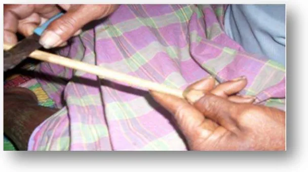 Gambar 17 : cara mengikis kulit bambu 