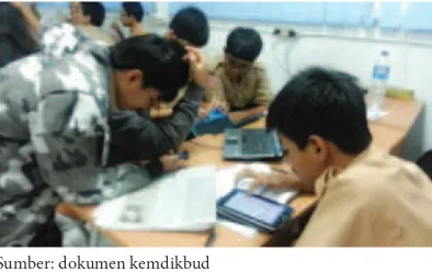 Gambar 1.2 Peserta didik sedang mengajukan pertanyaan saat diskusi.